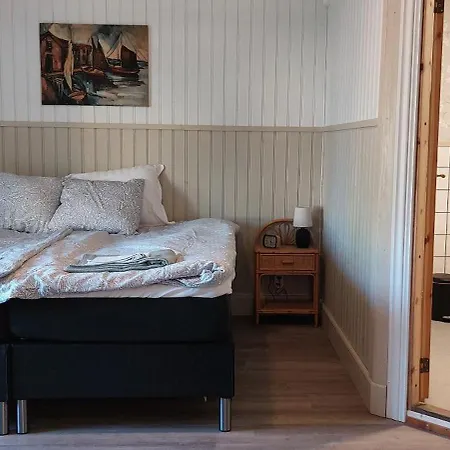 Vila Lillstugan Pa Oestergards-a In Historic Environment On Aeppeloe Island